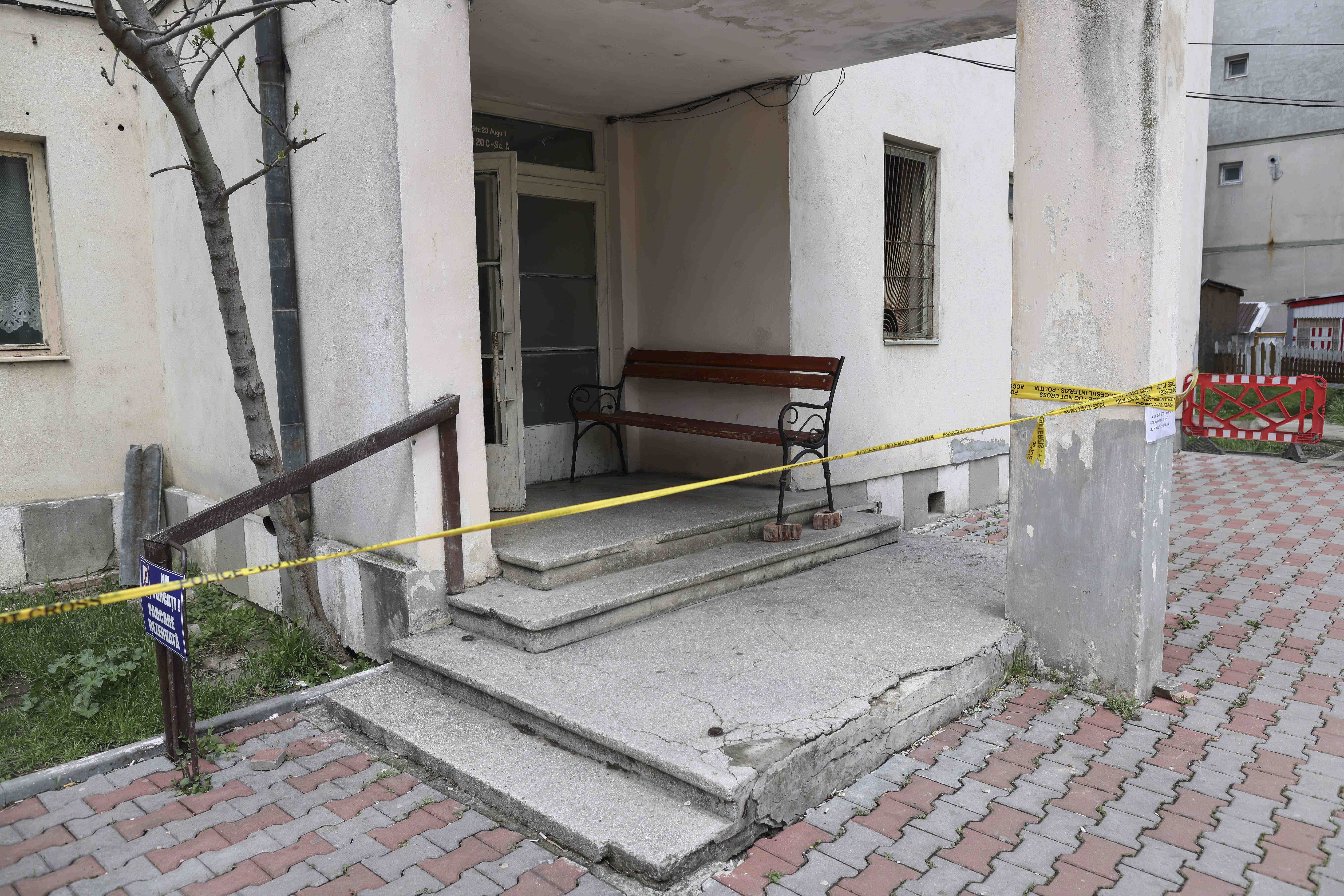 Strada surpată din Slănic Prahova. Prefectul: „Am auzit fel de fel de supoziții. Nu se cunosc, deocamdată, cauzele evenimentului”