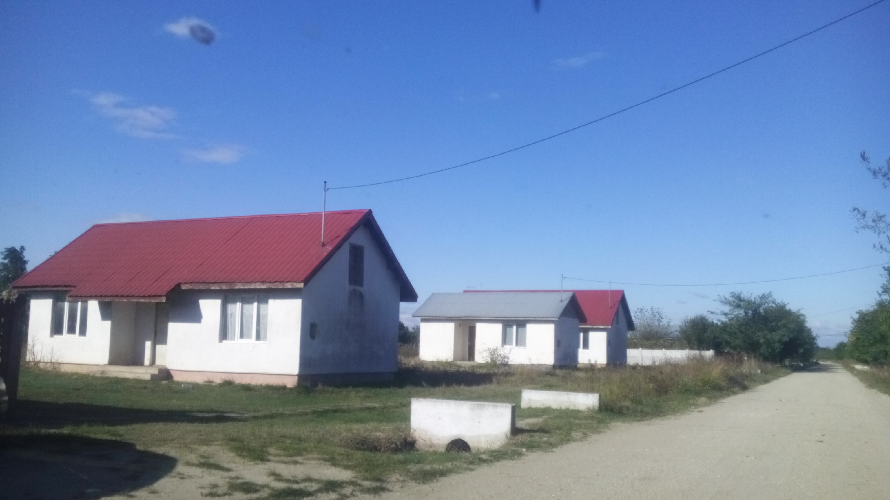 Afacere cu ajutorul primit după inundaţii! Sinistraţii îşi vând casele făcute de Guvern