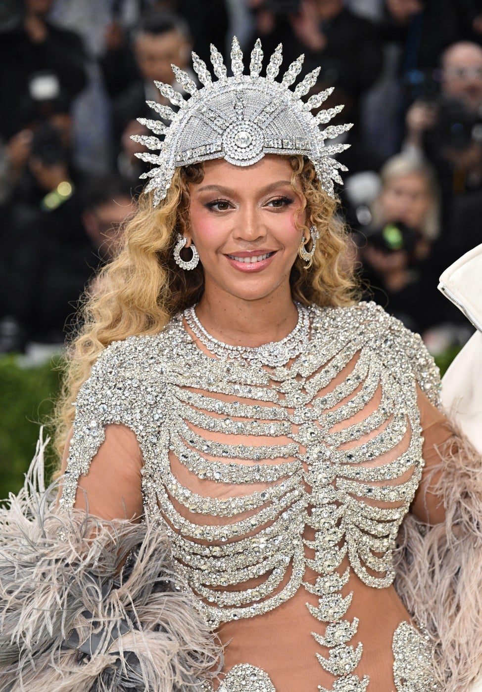 Beyoncé a revenit la Met Gala 2026 după un deceniu, alături de fiica sa, Blue Ivy Carter. Cum au apărut cele două pe covorul pietruit