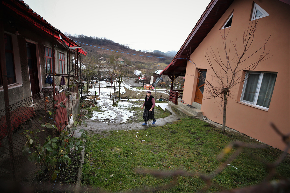 REPORTAJ. Visul de renaștere într-un sat depopulat din Alba, unde se va ridica un complex balnear: „De 50 de ani n-au mai fost aici. Acuma, c-o văzut că se reabilitează, îşi caută locurile”