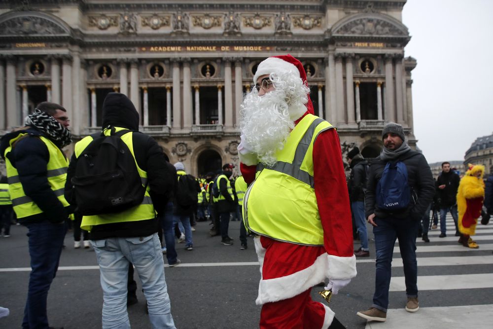 UPDATE/ „Vestele Galbene” continuă protestele în Paris. Zeci de persoane reținute. Gest inedit al unor franțuzoaice: protestează la bustul gol! FOTO în articol