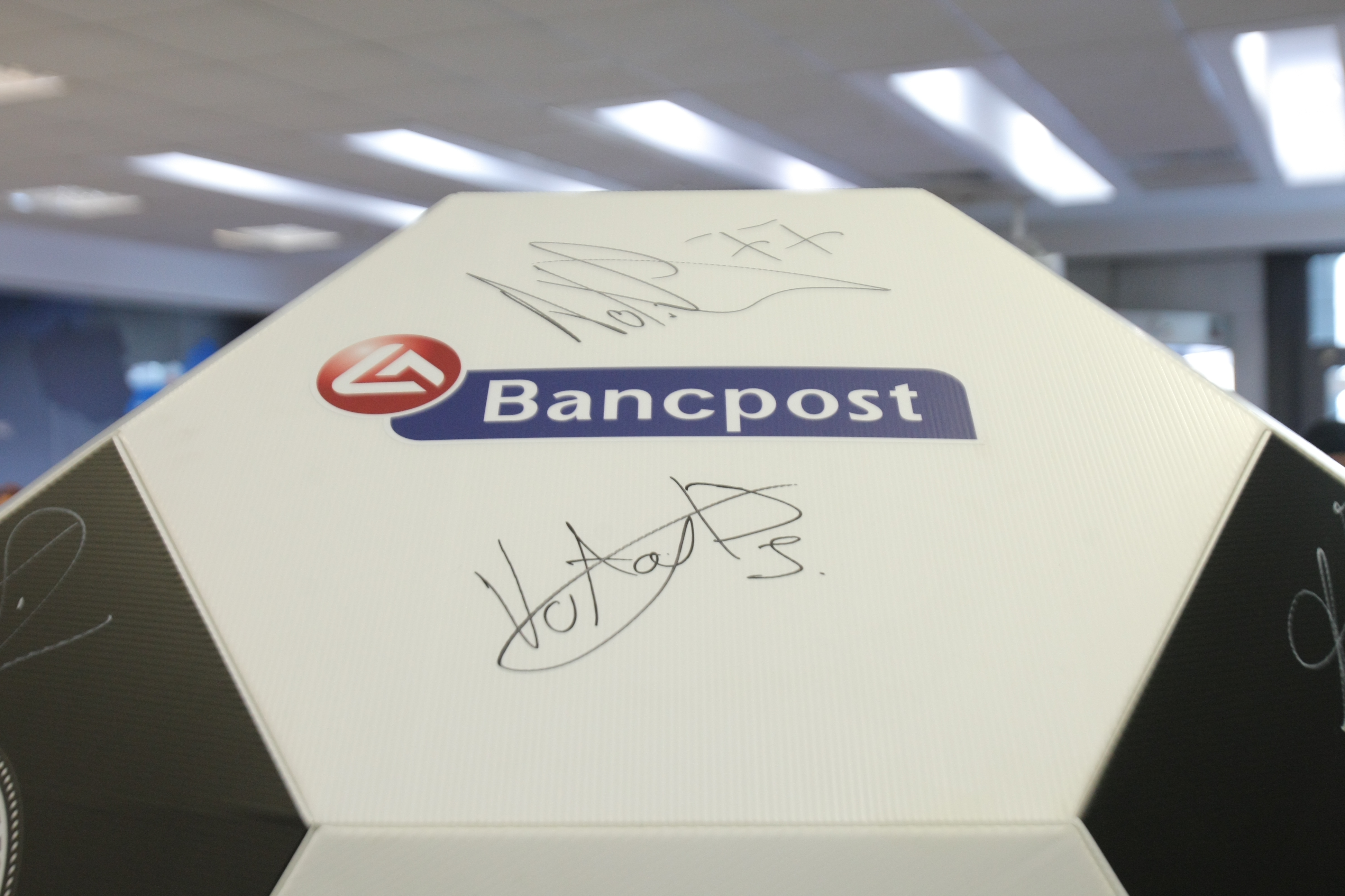 ROMÂNIA - FEROE, DUMINICĂ, ORA 19:00, TVR 1 / Tricolorii au făcut pe bancherii la sediul noului sponsor. Repriză de autografe și fotografii / GALERIE FOTO