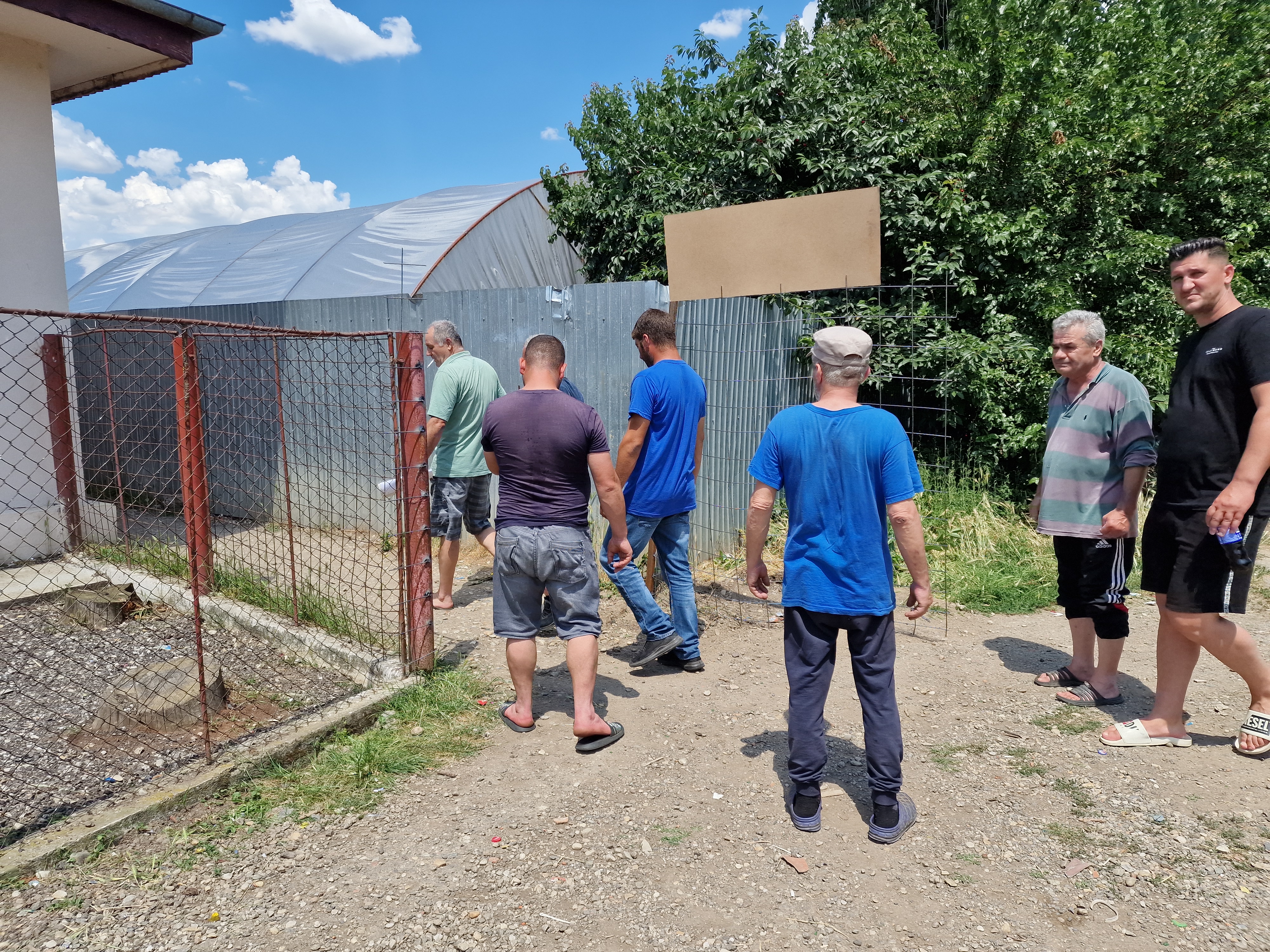 REPORTAJ Lacrimogene de campanie în Mihăilești, Giurgiu: polițiști înarmați și jandarmi au venit să oprească un protest față de primar