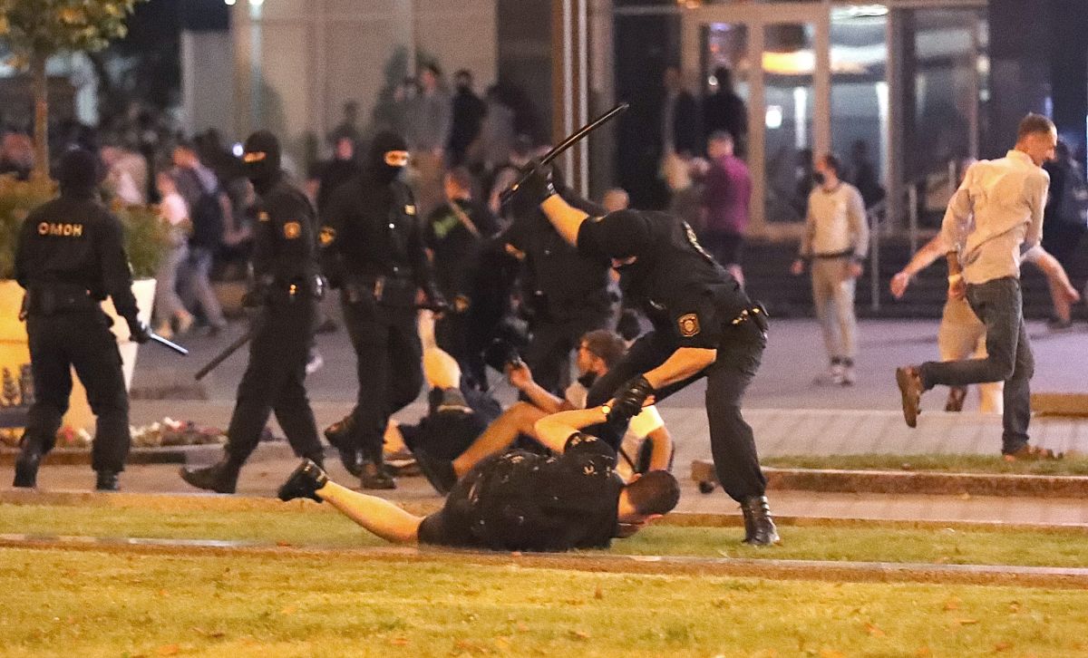 Imagini dramatice | Cea mai neagră noapte în Belarus: un mort, zeci de răniți, sute de arestări și un conflict care nu s-a încheiat