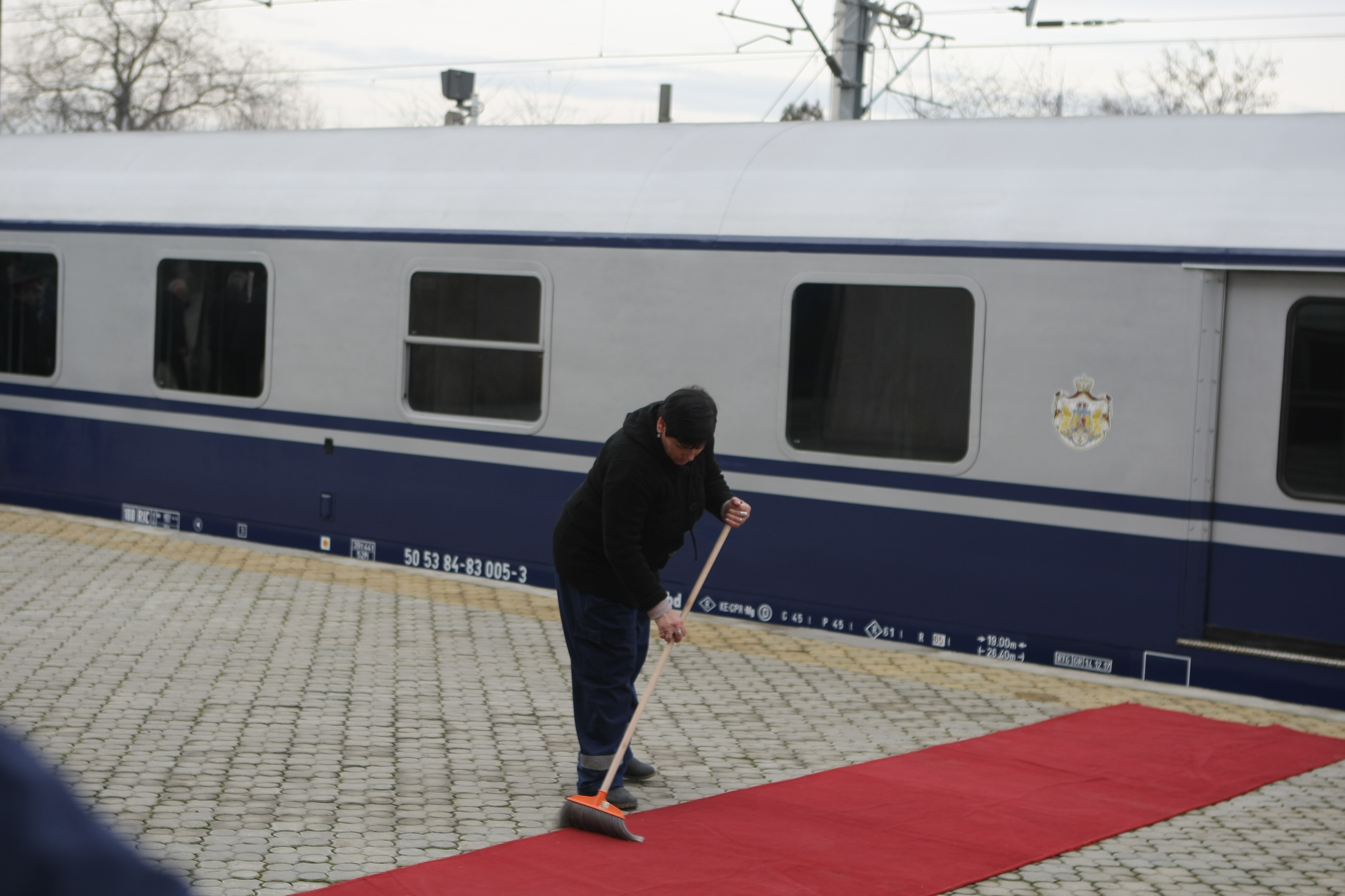 FOTO/ Pregătiri în Gările Regale în ziua funeraliilor. S-a măturat și spălat podeaua, în așteptarea sicriului cu trupul neînsuflețit al Regelui Mihai