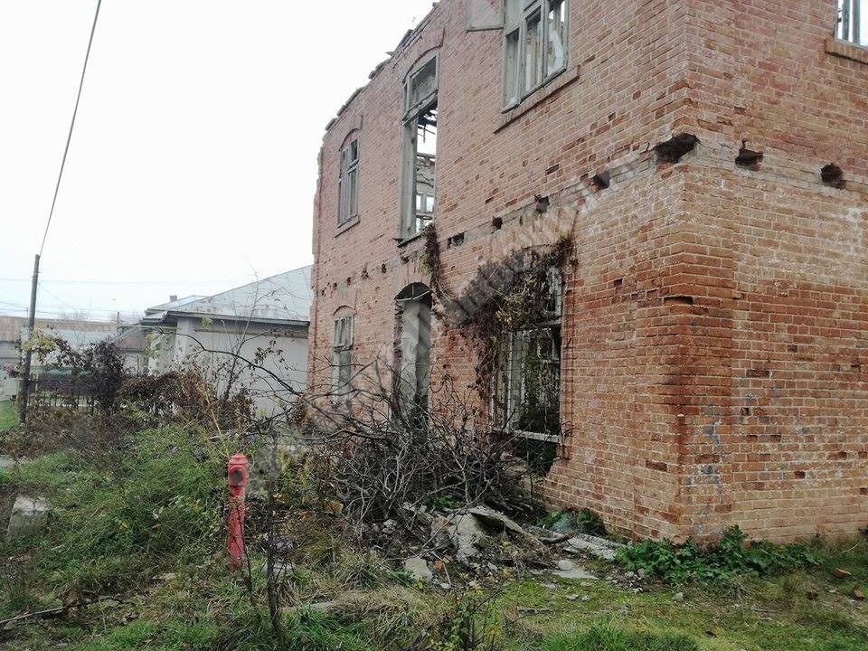 Fostul Muzeu al Petrolului din Moreni e în paragină. S-ar putea prăbuși peste case