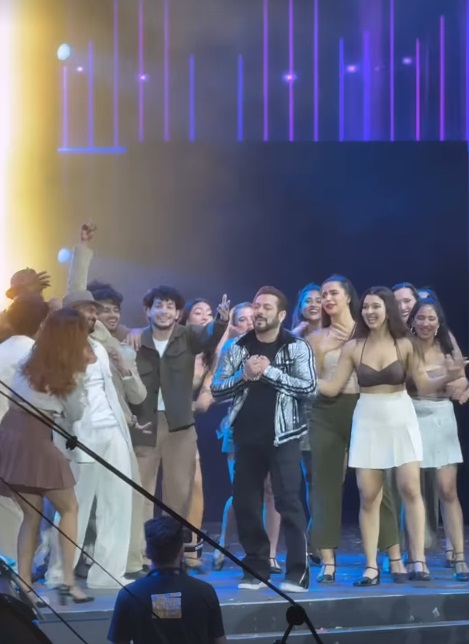 Cum a fost surprinsă Iulia Vântur cu părinții la concertul lui Salman Khan din Dubai. Starul de la Bollywood a făcut show în fața socrilor