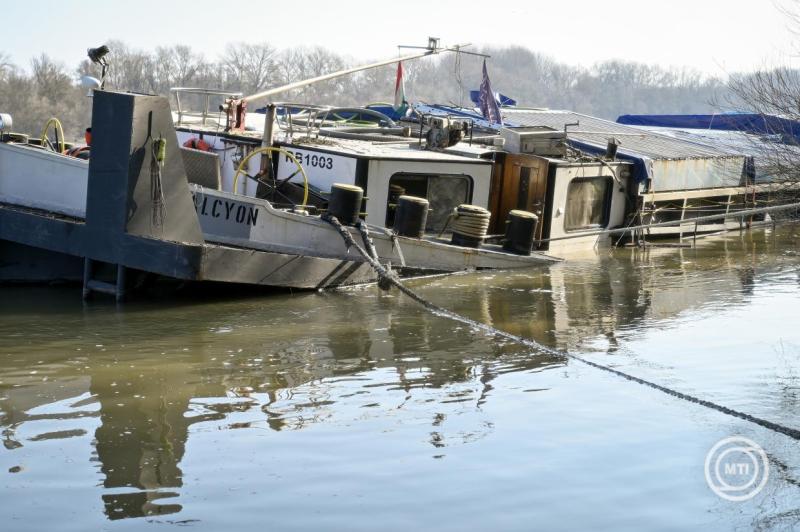 Mentőakció a Dunán: Megszólalt a katasztrófavédelem a léket kapott román uszály sorsáról