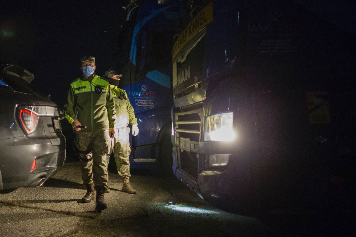 Primul convoi militar american, în drum spre Mihail Kogălniceanu. Când ajung blindatele la București