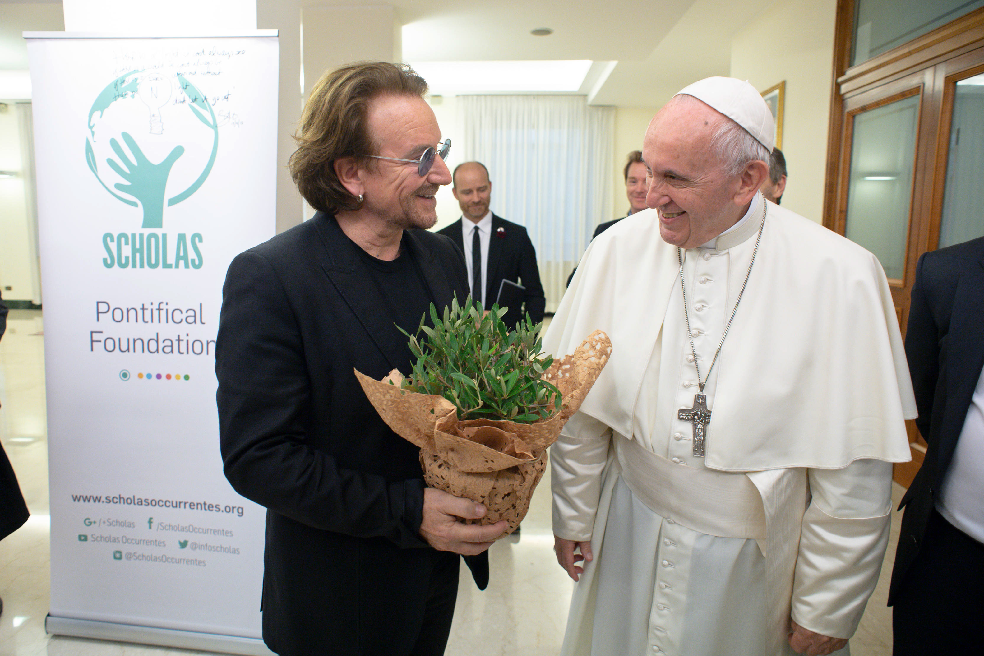 FOTO | Bono a discutat cu Papa Francis despre scandalurile de agresiune sexuală din Biserică: Se putea vedea durerea pe chipul lui
