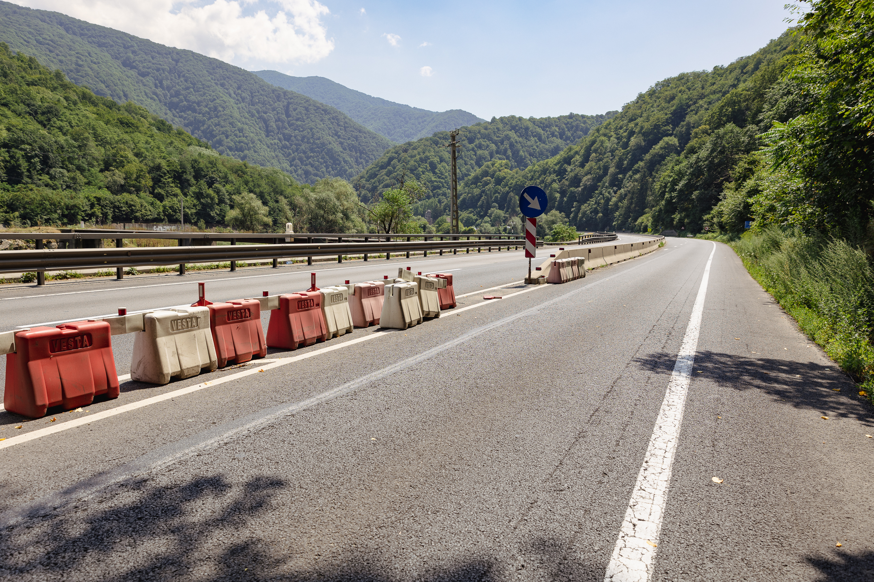 REPORTAJ Valea Oltului - viața după barieră. În lipsa traficului, natura își revine și nu prea, iar ministrul Grindeanu supraveghează cu drona progresul lucrărilor