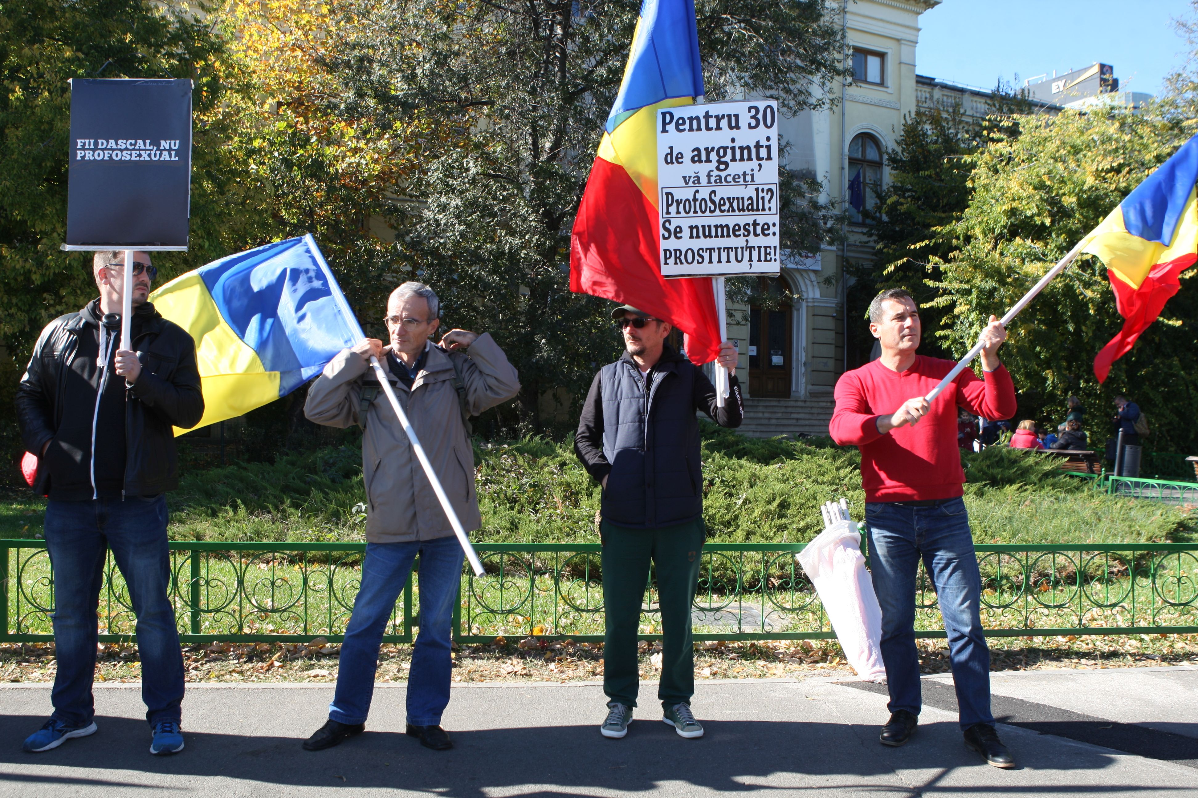 GALERIE FOTO / Protest al părinților în Piața Victoriei, joi, împotriva propagandei homosexuale în școli