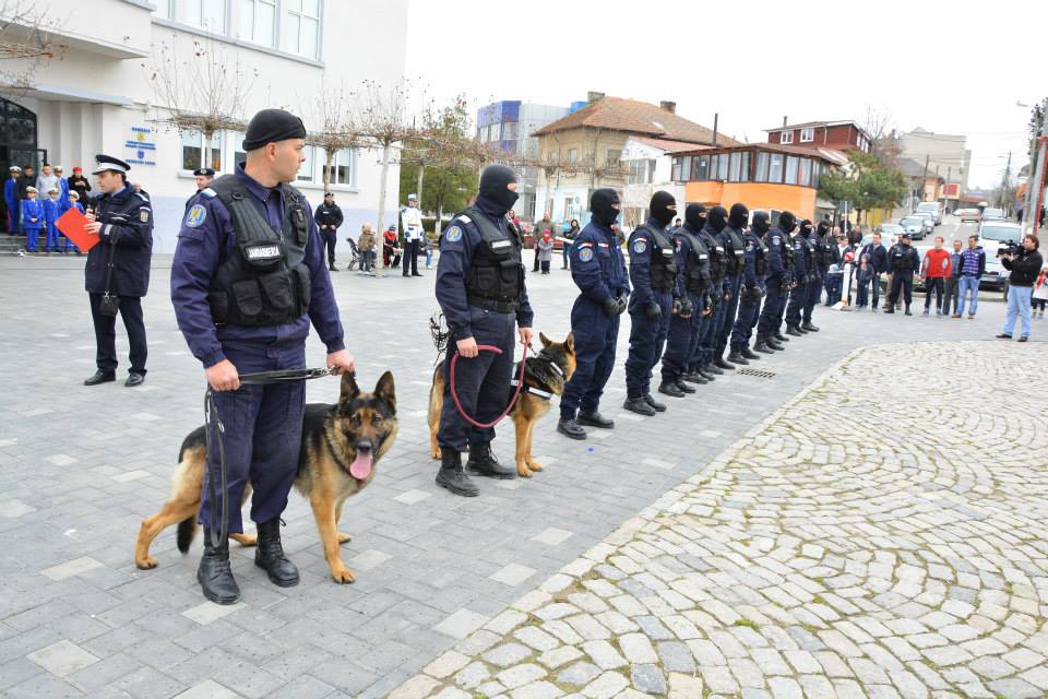 REPORTAJ/ Jandarmul Marius și câinele Mabanu, o prietenie mai presus de meserie. Deși a fost pensionat, ciobănescul german rămane cu plutonierul major/ (Foto&Video)