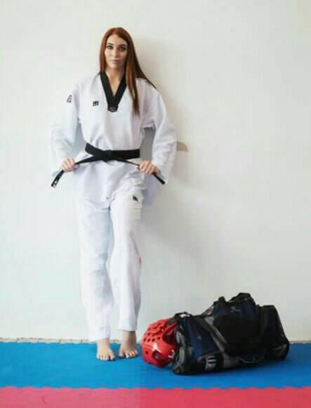 E frumoasă, e celebră, dar n-are noroc în dragoste. E campioană la taekwondo, dar nu acesta e motivul pentru care nu și-a găsit iubit