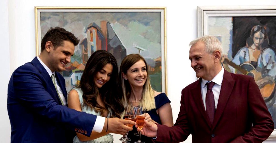 GALERIE FOTO/ Cum se îmbracă bărbaţii din politică. Klaus Iohannis este obsedat de cravata albastră, Eugen Teodorovici îşi pune iniţialele pe cămăşi