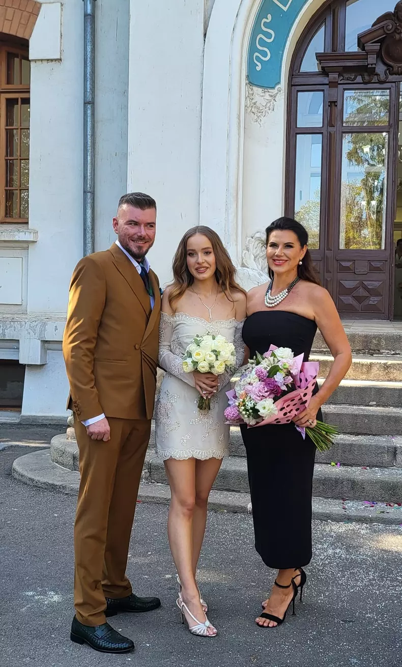 Imagini de la cununia religioasă a fiicei Ralucăi Moianu. Mara s-a căsătorit în Italia