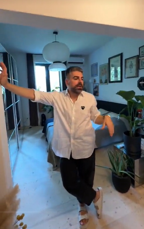 Imagini din apartamentul în care locuiește Maurice Munteanu. În sufragerie are o canapea vintage care costă 8.000 de euro