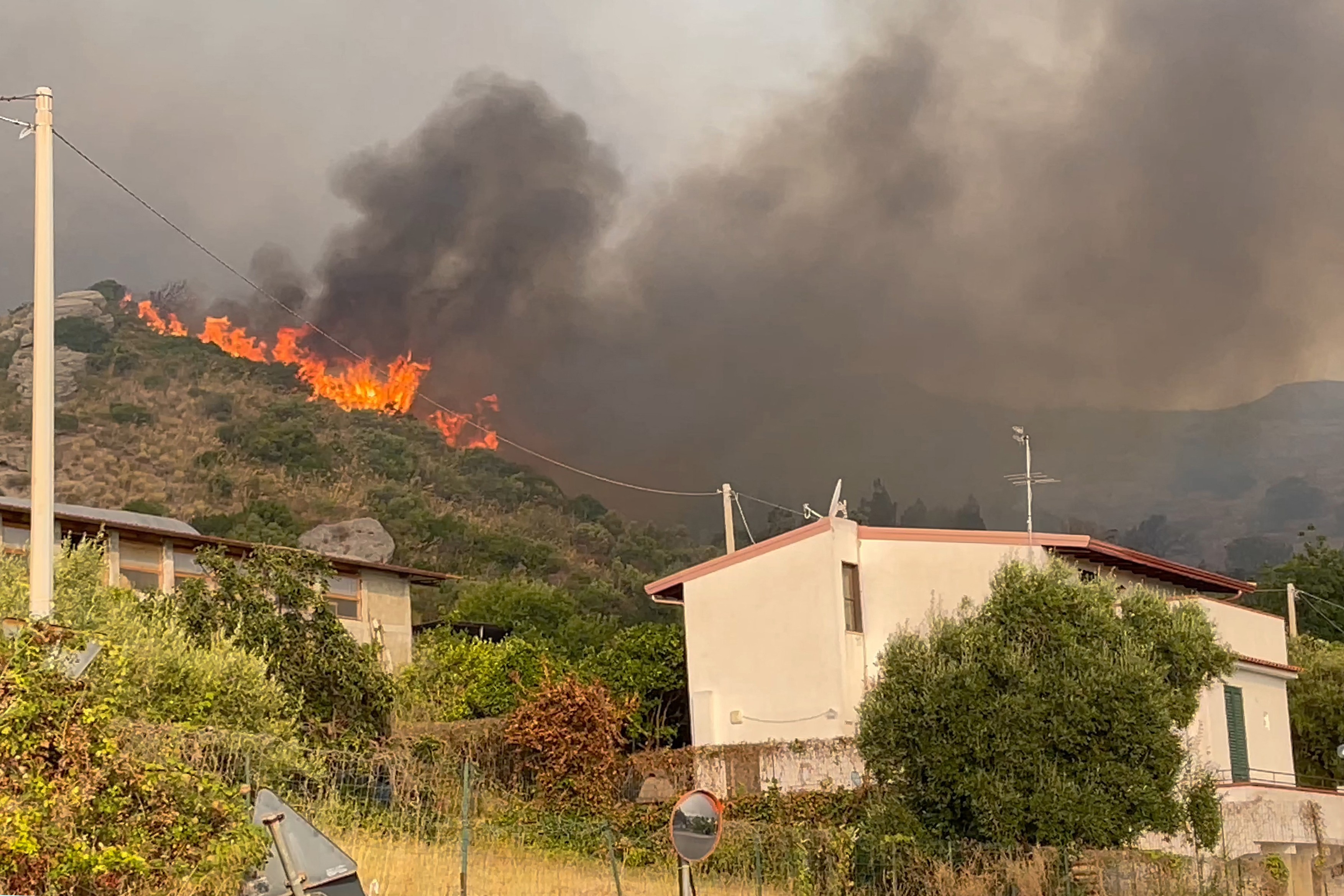 Cursele aeriene din Sicilia, perturbate din cauza incendiilor. Anunțul MAE pentru românii care au zboruri programate