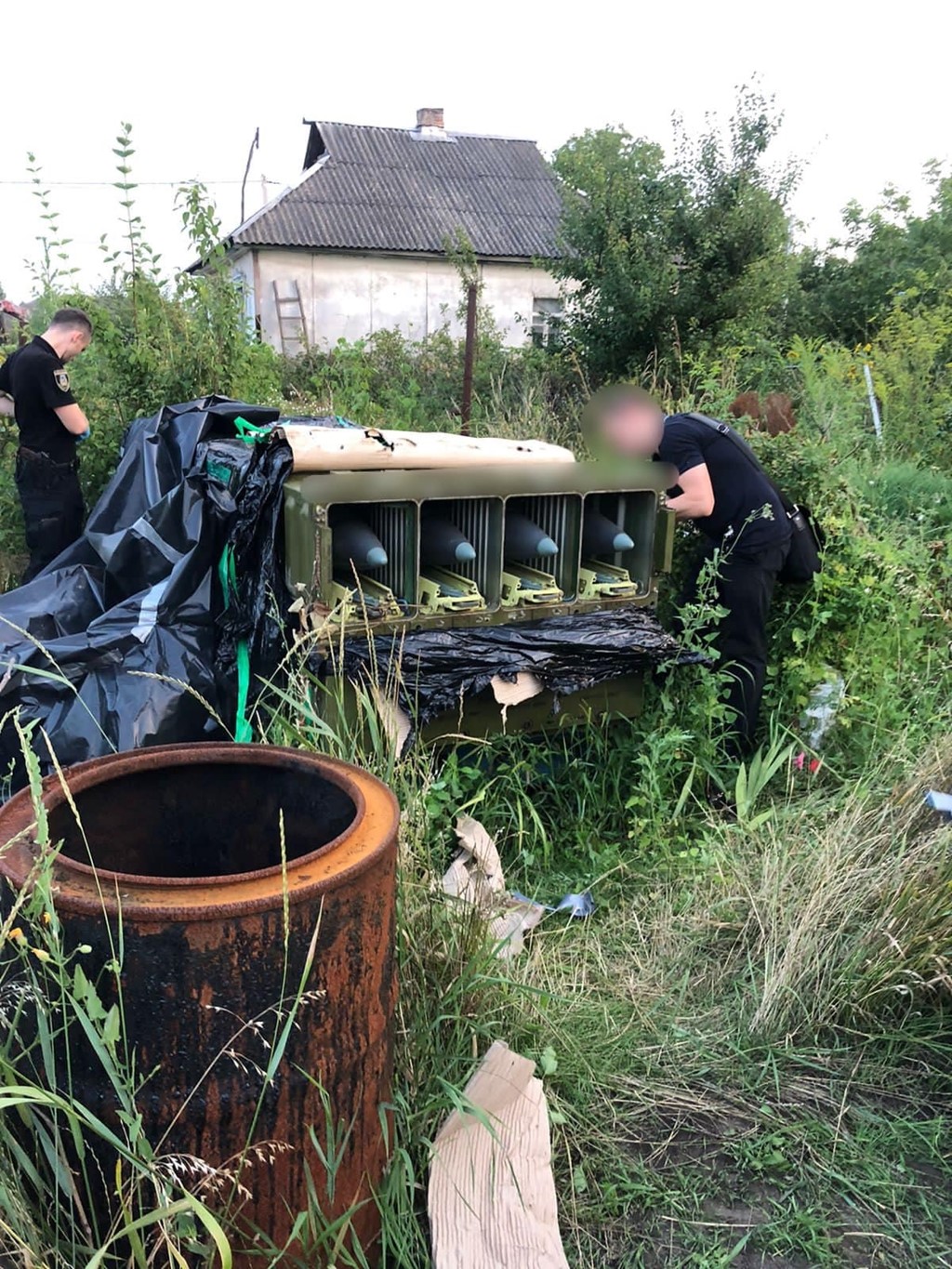Doi ucraineni, prinși că au ascuns în curte un sistem de rachete antiaeriene abandonat de ruși, cu tot cu muniție