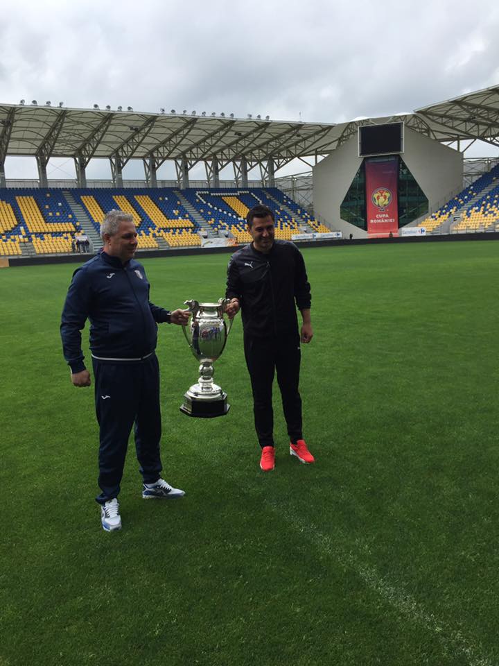 Șumudică și Claudiu Niculescu au făcut glume la poza oficială a finalei Cupei României / FOTO