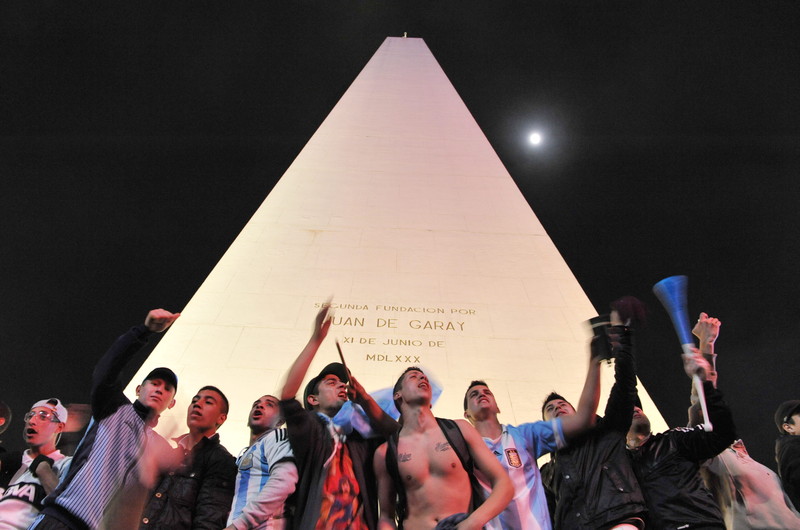 FOTO ŞI VIDEO / Fiestă la Buenos Aires! Fanii au petrecut pe străzi toată noaptea 
