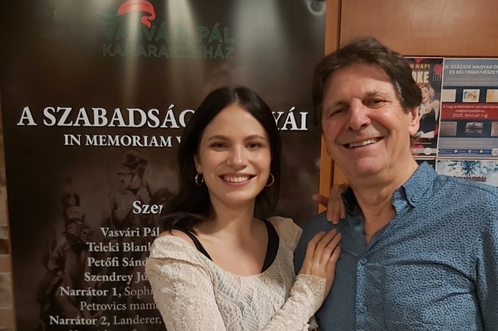 Pelsőczy László a lányával játszik a saját színházában