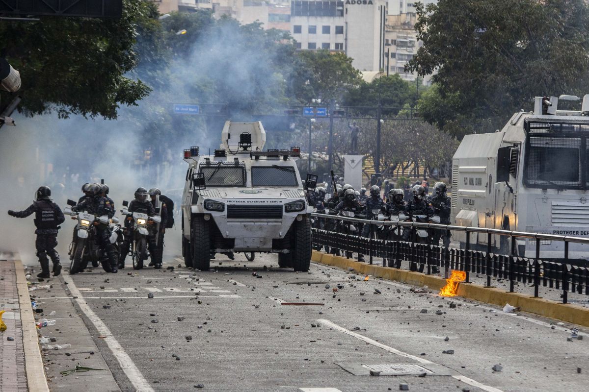 FOTO | Violențe în Venezuela după ce Juan Guaido s-a autoproclamat președinte. Cel puțin șapte persoane au murit în confruntările cu forțele de ordine