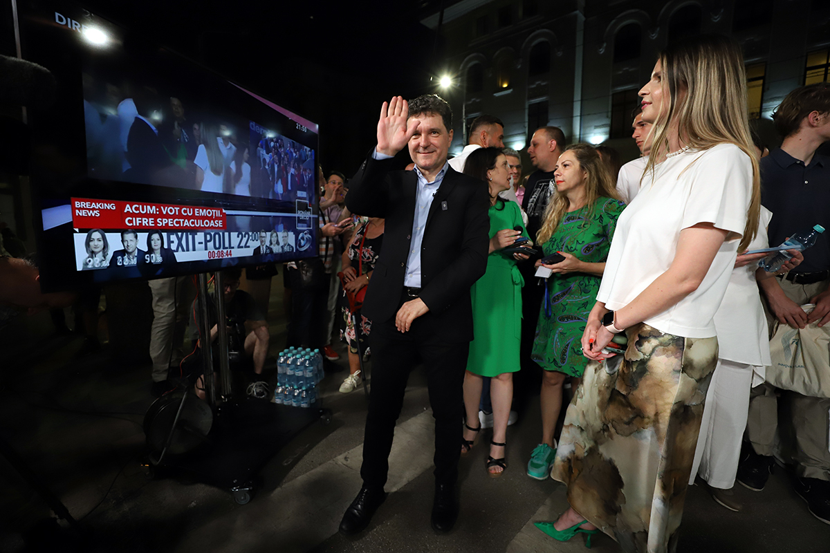 REPORTAJ Noaptea prin București când Nicușor a devenit Nicu. Alături de edilul Capitalei, în mijlocul voluntarilor și al bucureștenilor ieșiți pe răcoare la plimbare