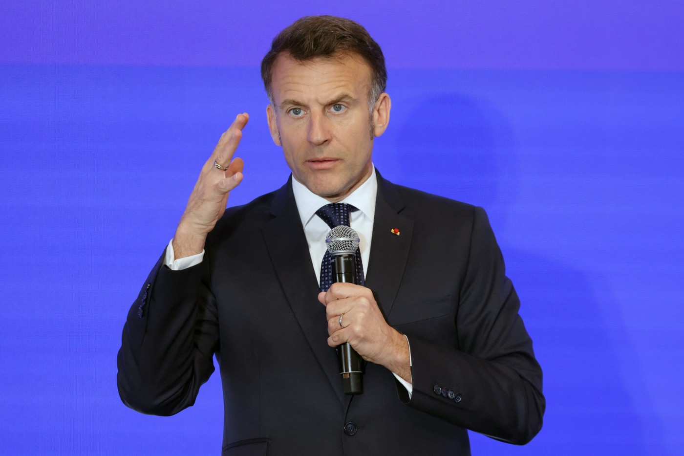 Emmanuel Macron, moment stânjenitor la întâlnirea cu soția lui Erdoğan, la Summitul NATO de la Ankara. Gestul nepotrivit făcut de președintele Franței