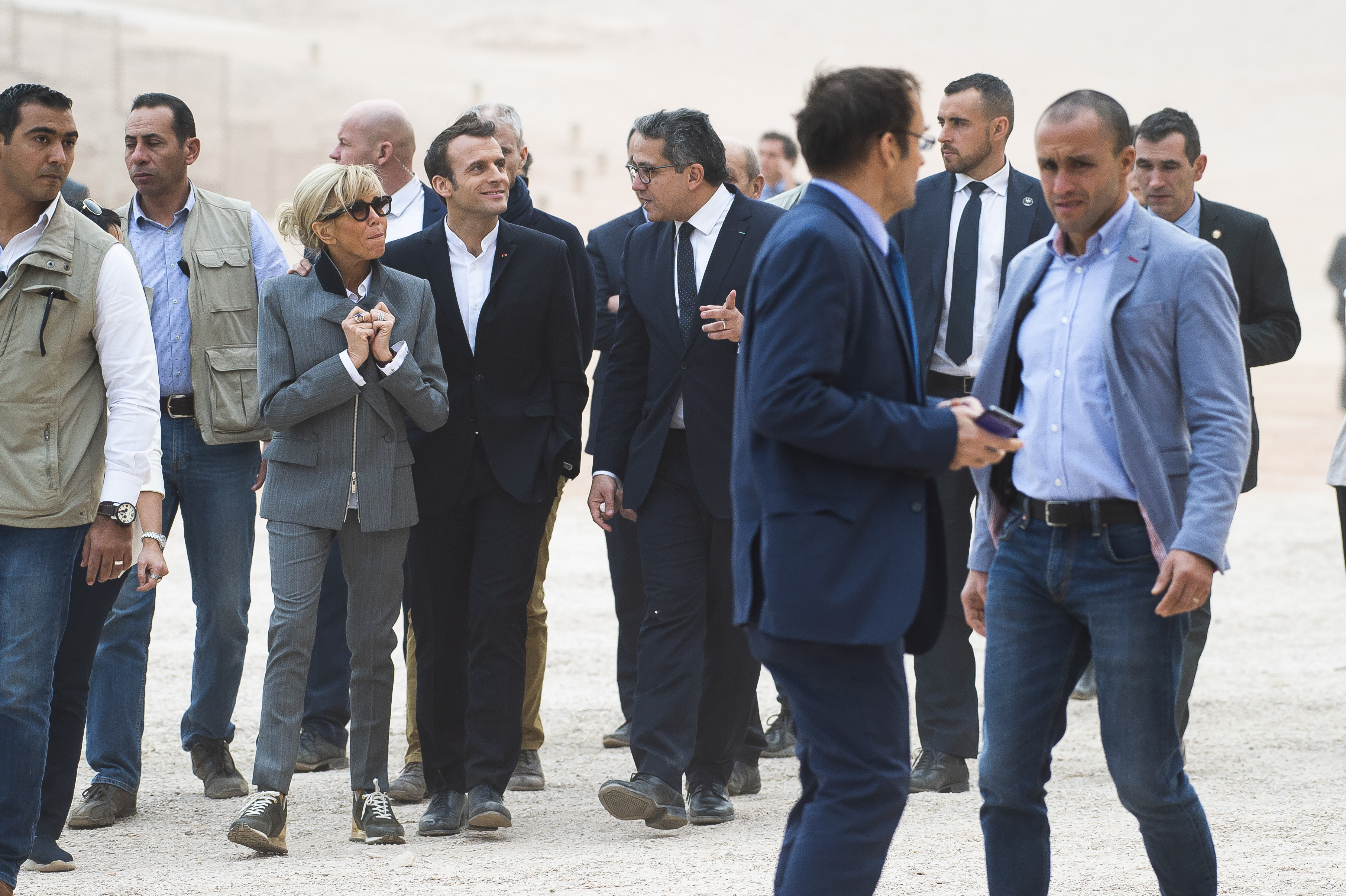FOTO | Brigitte Macron, apariție neașteptată în timpul vizitei la un templu din Egipt