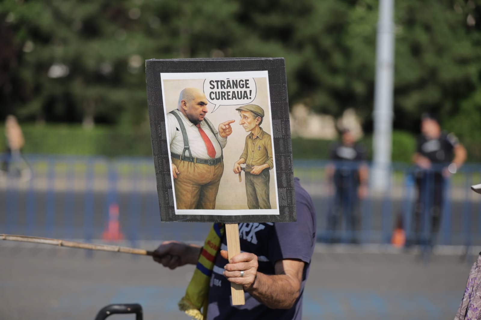 Susținătorii lui Călin Georgescu protestează în Piața Victoriei după majorarea TVA și își strigă nemulțumirile pe versurile unei melodii: „Tăiați de la voi, nu de la noi”