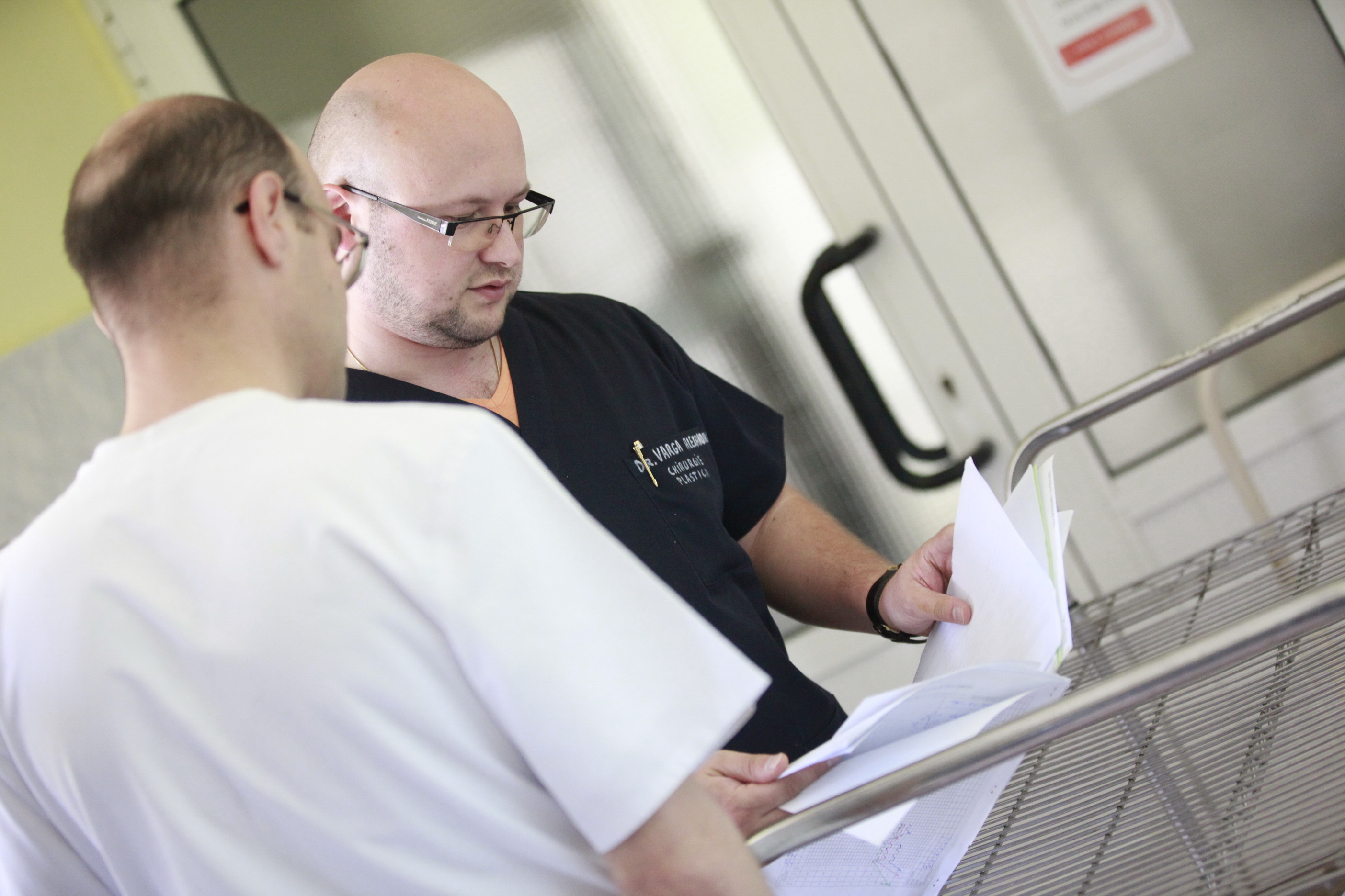 FOTO/ Operație în premieră realizată cu succes de trei medici tineri din Buzău