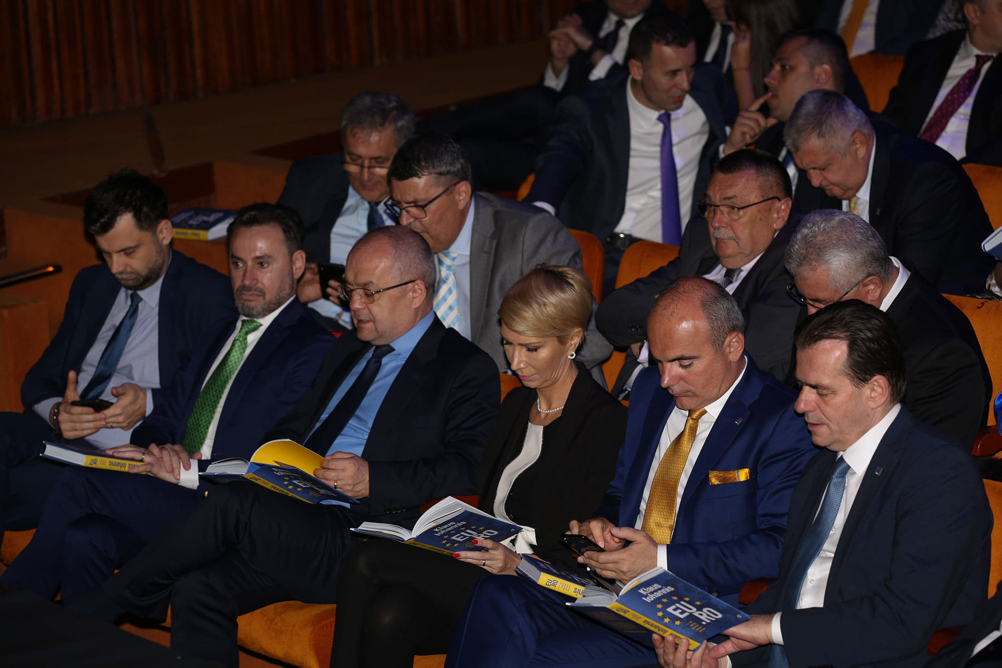 FOTO | Preşedintele Klaus Iohannis și-a lansat a treia carte, "EU.RO. Un dialog deschis despre Europa"