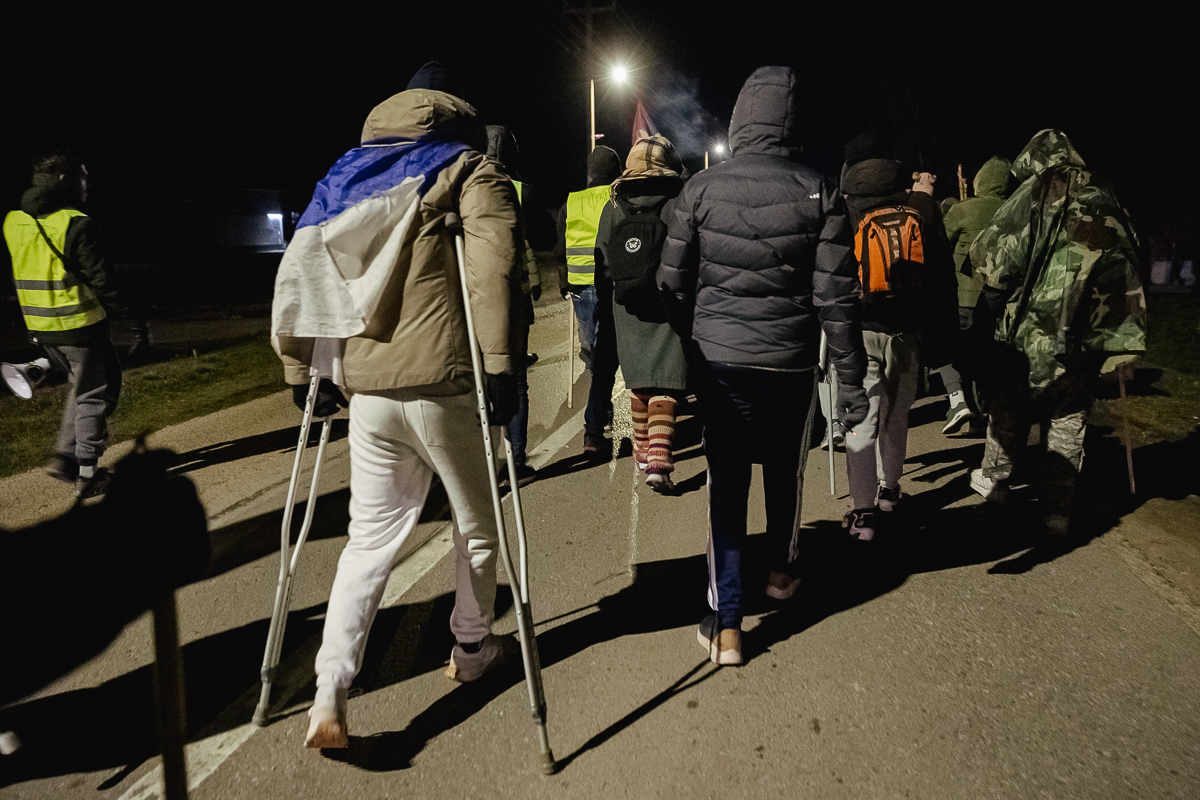 Cum protestează studenții sârbi prin marș și de ce strigă numele Laurei Kovesi