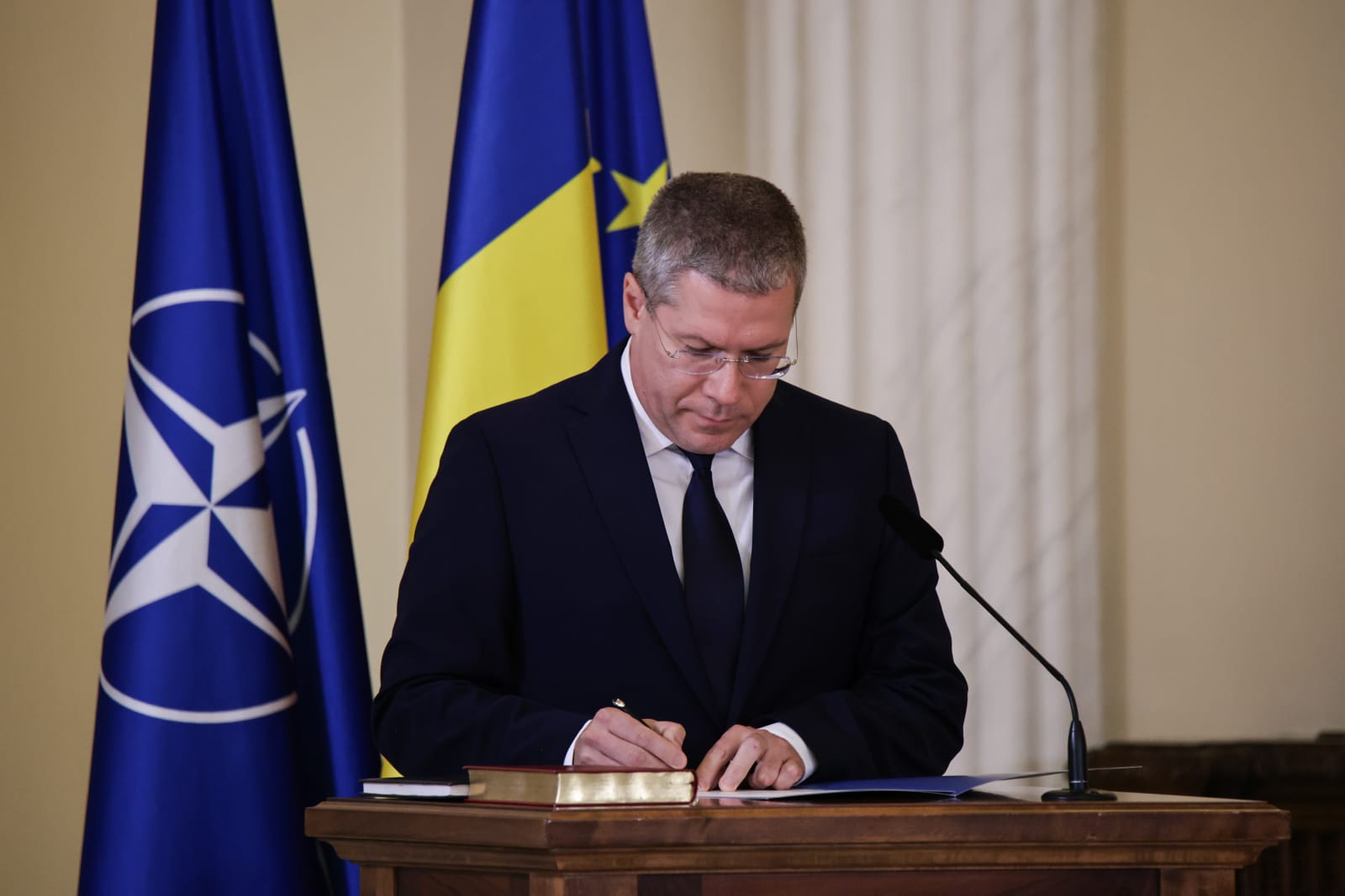Trei noi judecători la CCR. Dacian Dragoş, Csaba Asztalos şi Mihai Busuioc au depus jurământul la Cotroceni. Cine sunt cei 9 judecători ai Curții