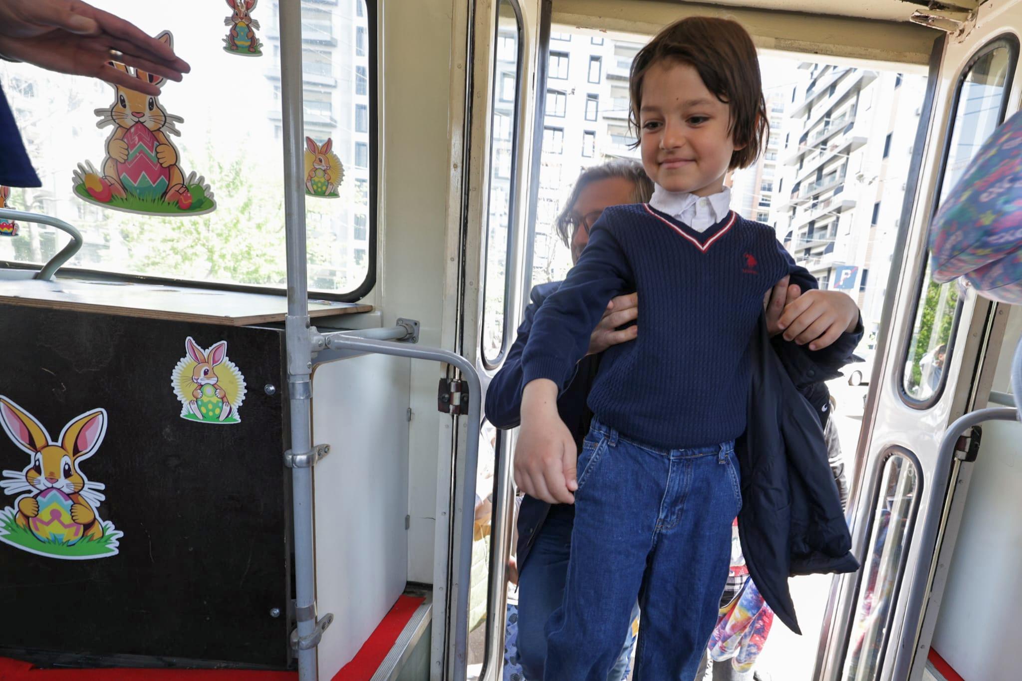 În „Tramvaiul iepurașului”, controlorii STB au împărțit ouă de ciocolată în loc de amenzi: „Mi-a plăcut că ne-au dat dulciuri și erau iepuri lipiți peste tot”