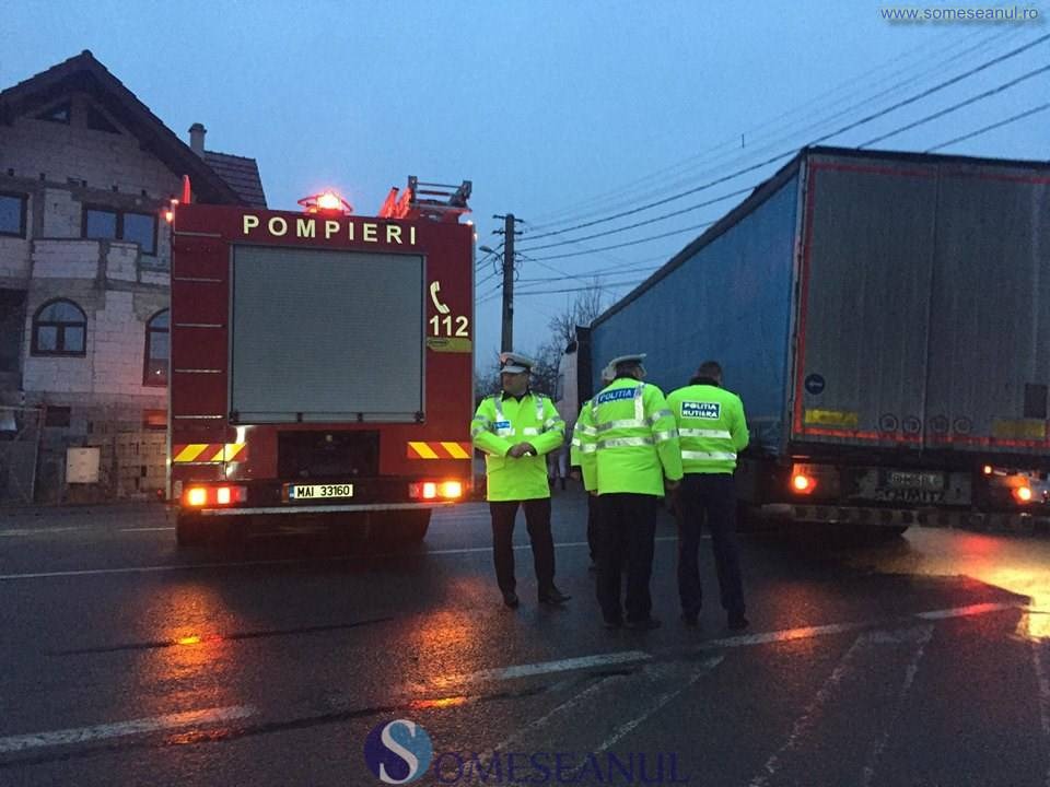 Accident în județul Cluj. 16 răniți, după ce un microbuz s-a ciocnit violent de un tir