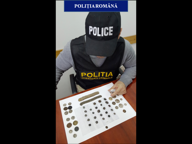 Un bărbat din Craiova a vrut să vândă monede antice pe Internet. E cercetat acum de Poliție