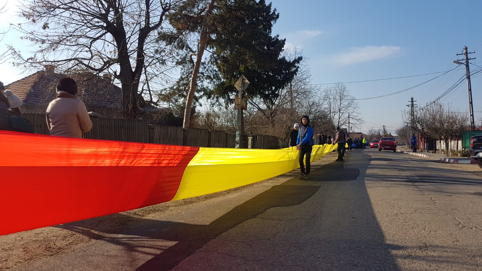 FOTO/ Tricolor de 200 de metri confecționat de elevii unei comune din Buzău, purtat pe străzi de Ziua Națională