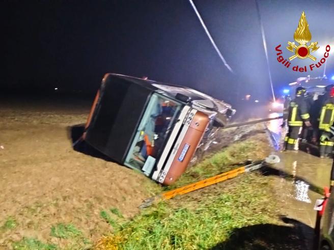 Un autocar cu 79 de turiști s-a răsturnat în noaptea de Anul Nou. Oamenii se întorceau de la Veneția, unde fuseseră să vadă focurile de artificii