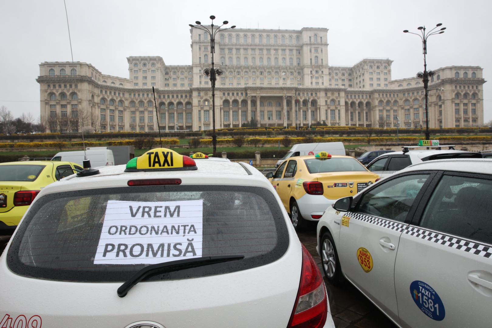 Taximetriștii continuă protestele în Piața Constituției din București. Cer în continuare fiscalizarea Uber și Bolt