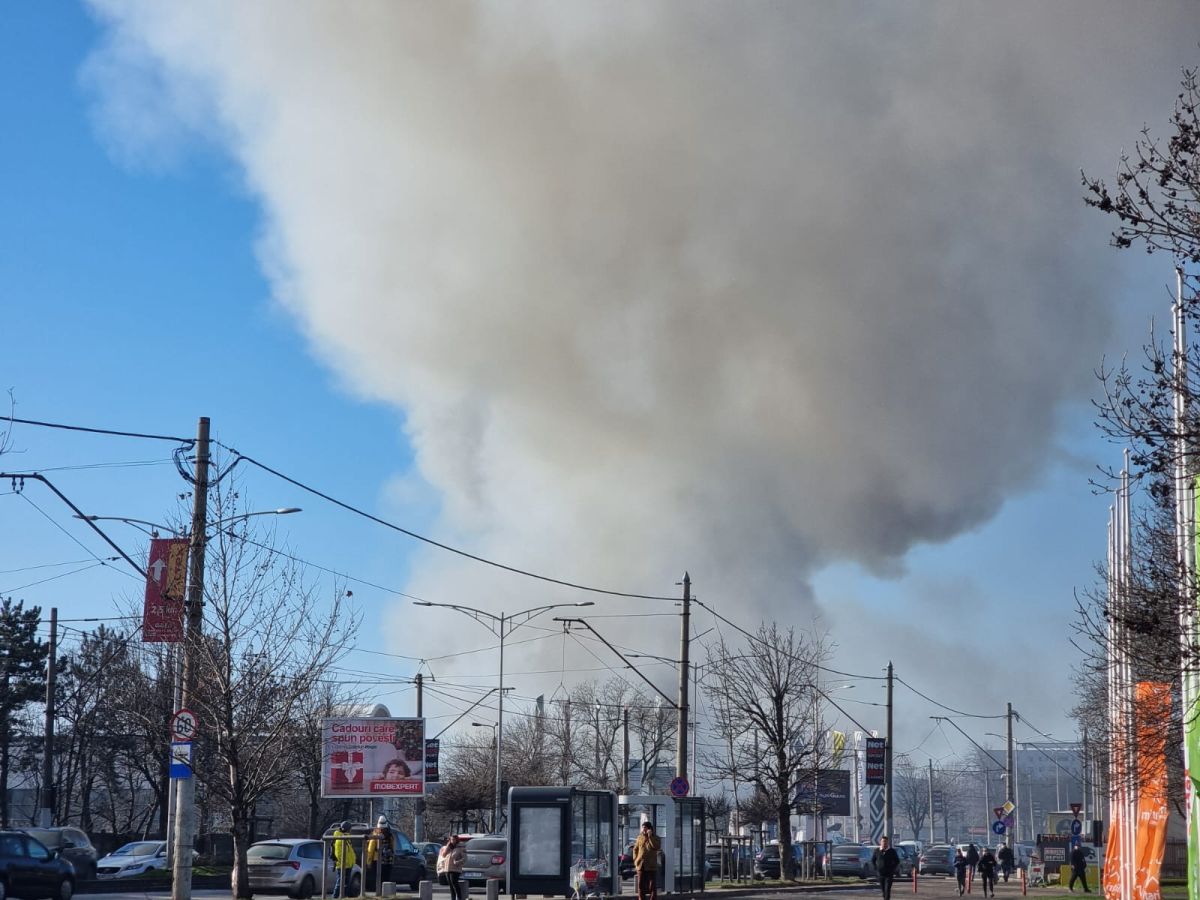 Incendiu puternic la un depozit de pe Bulevardul Iuliu Maniu din București. A fost emis un mesaj RO-Alert
