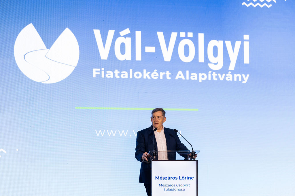 Több száz diák részesült ösztöndíjban a Vál-völgyében - Mészáros Lőrinc hozta a pénzt