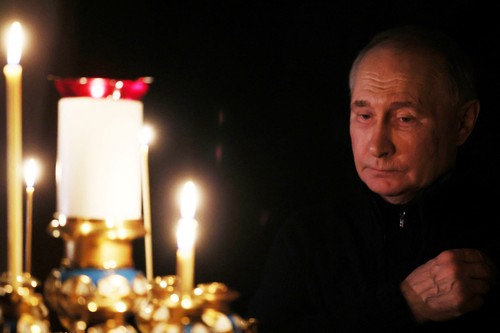 Putin, filmat când aprinde o lumânare în biserică, la două zile de la atac. Imaginile, publicate de Kremlin | VIDEO