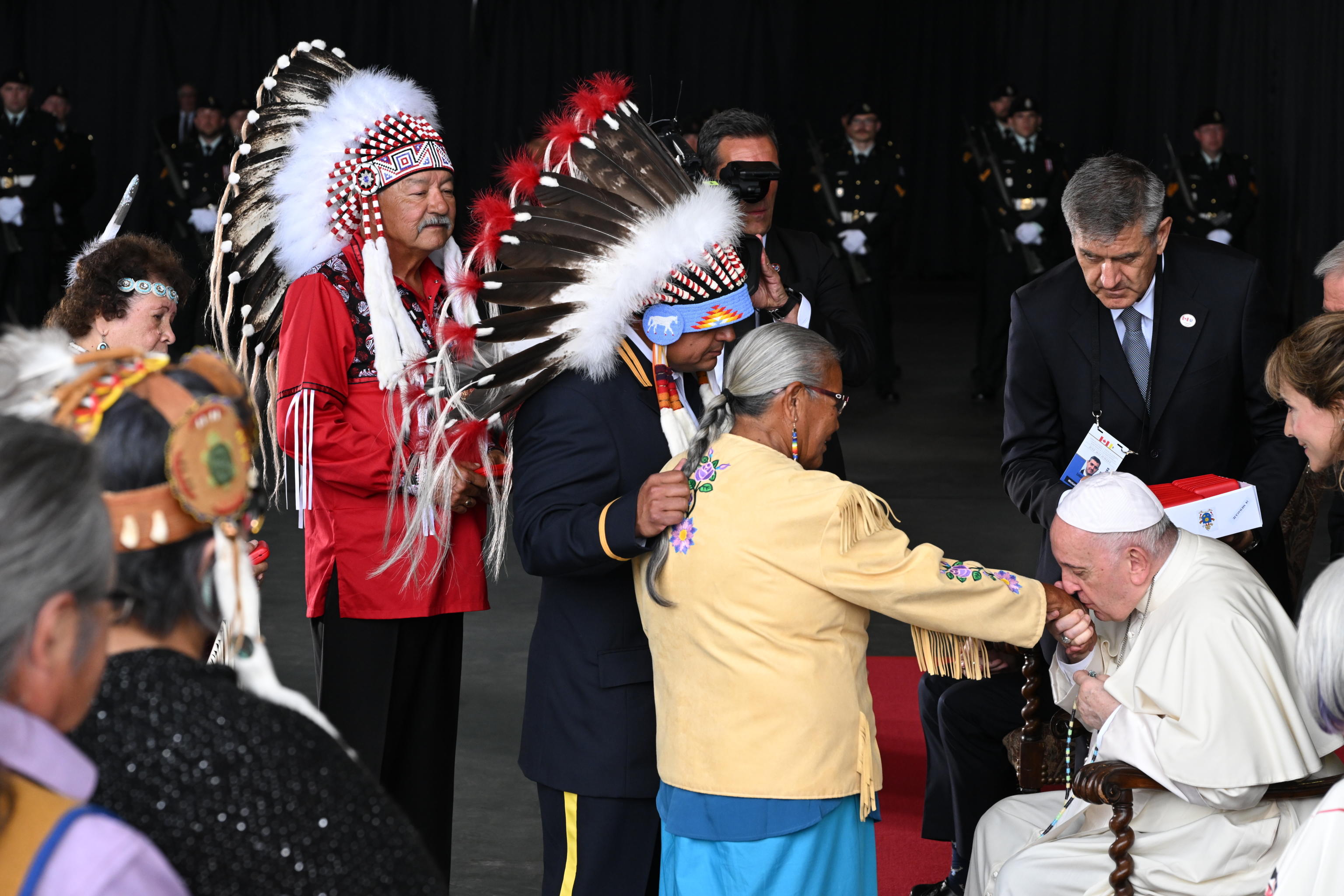 IMAGINEA ZILEI. Papa Francisc, cu o coroană de pene în cap, cere iertare pentru abuzurile comise contra copiilor indigeni din Canada