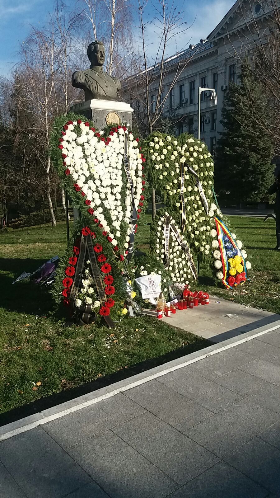 VIDEO & FOTO| Peste 8.000 de social-democrați, la un marș în memoria Regelui Mihai. Ministrul Olguța Vasilescu a purtat un accesoriu inedit