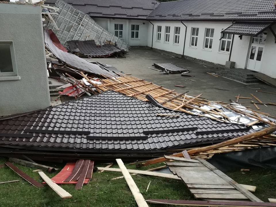 Acoperișul unei școli din Poiana Țapului, Prahova, a fost smuls de vijelie. „A fost o tornadă”