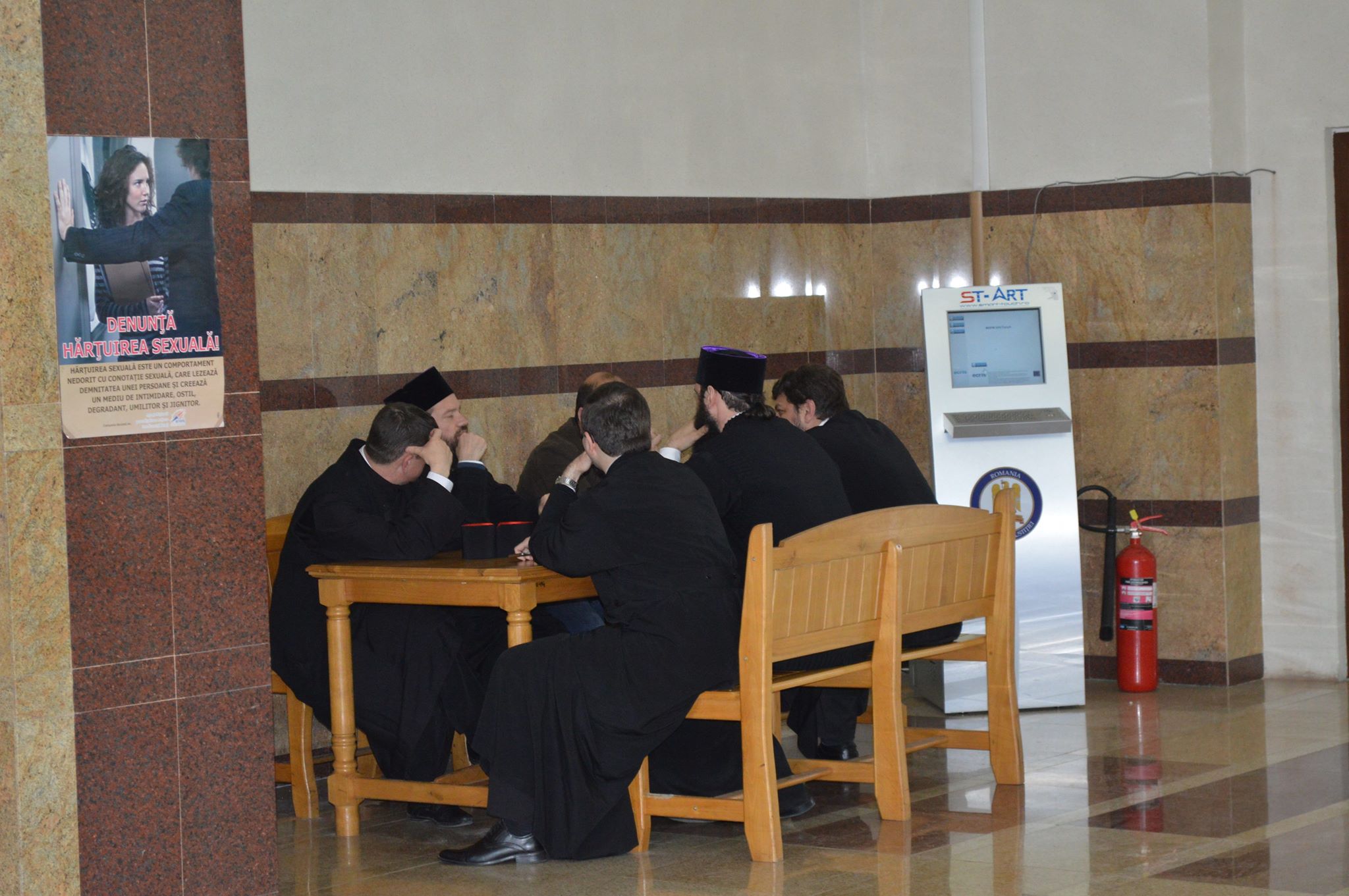 Fostul episcop de Huși Corneliu Onilă, la Tribunalul Vaslui. Fostul ierarh, audiat în dosarul în care trei preoți sunt judecați pentru că l-ar fi șantajat cu filme pornografice/ FOTO