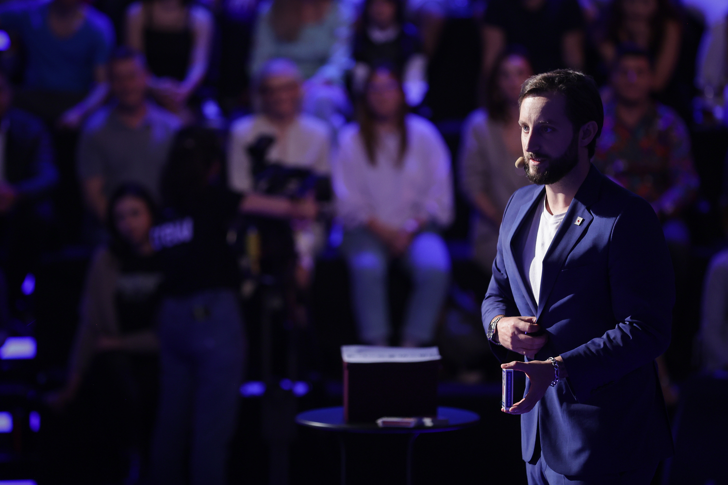 Andrei Gîrjob, tânărul care trăiește din magie și face un spectacol unic în România: „Se încheie cu tentativa de a depăși unul dintre recordurile lui David Copperfield”