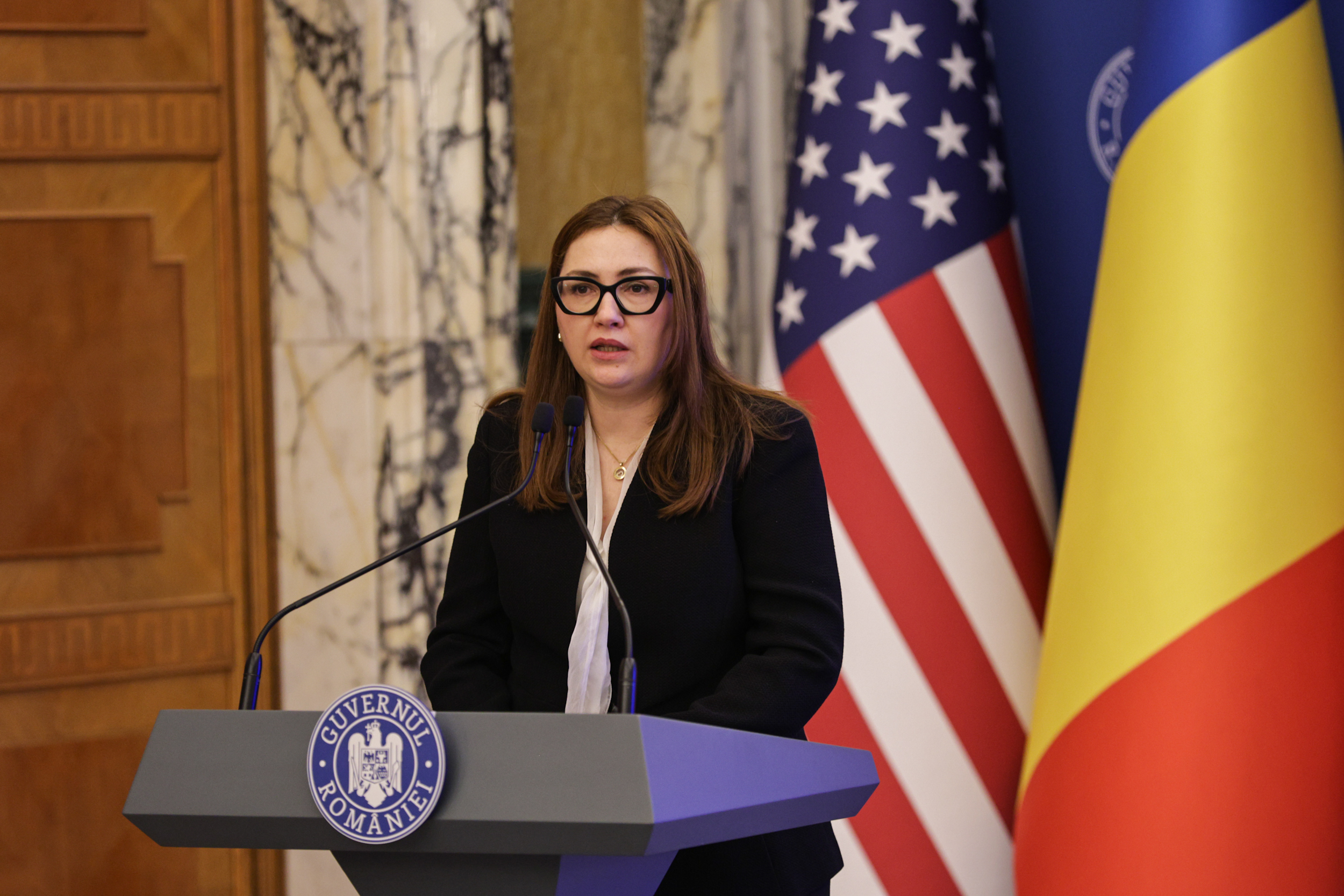 Românii pot călători în SUA fără vize din 31 martie. Decizia, oficializată de Marcel Ciolacu, ambasadoarea SUA și Hagi: „Un moment istoric”